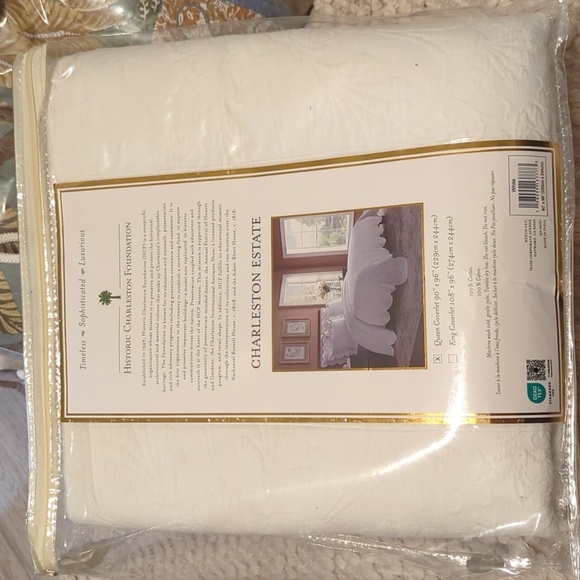 Charleston Estate Modern Farmhouse Floral Matelasse Bedspread with Scalloped Edg
